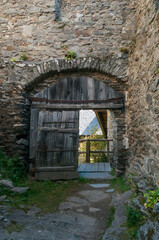 Fototapeta na wymiar Detailaufnahme einer alten Burg. Hölzernes Tor