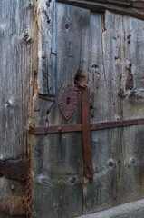 Detailaufnahme einer alten Burg. Hölzernes Tor, mit rostigen Beschlägen