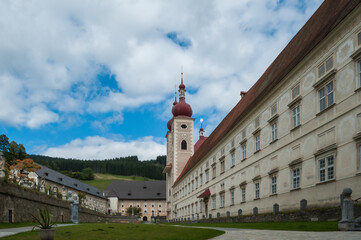 Blick auf die Längstseite einen Klosters. mit Klostergarten.