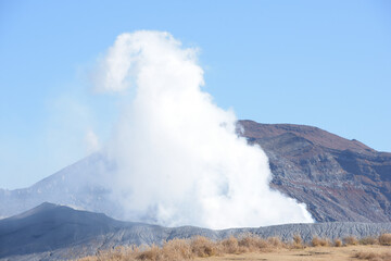 噴煙を上げる中岳