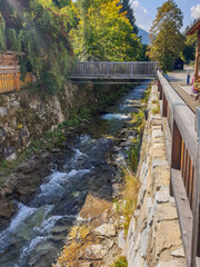 Fototapeta premium Kleiner Bachlauf in einem Dorf mit Brücke