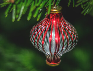 Weinachtskugel am Baum