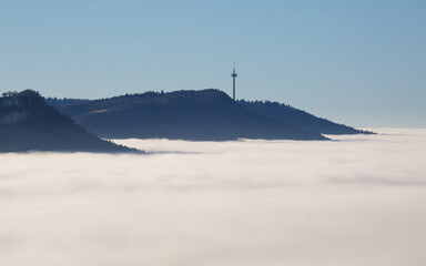 Plettenberg auf der Schwäbischen Alb umgeben vom Nebel (Zollernalbkreis). Die darunter liegende Ortschaften nicht sichtbar. 