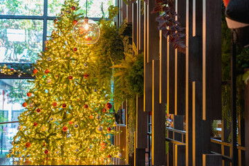 Obraz premium Chirstmas tree in the interior with the yellow tone