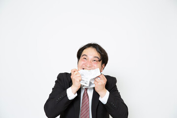 紙を食べているビジネスマン