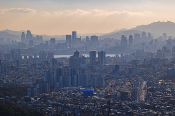 Obraz premium Cityscape of Seoul, South Korea from the top of mountain in the daytime