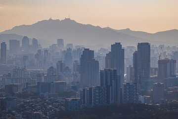 Obraz premium Cityscape of Seoul, South Korea from the top of mountain in the daytime