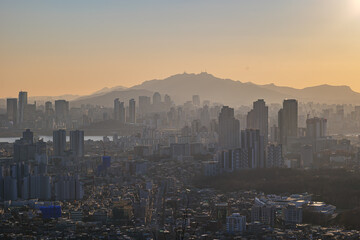 Obraz premium Cityscape of Seoul, South Korea from the top of mountain in the daytime