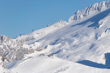 Panorama sul Ghiacciaio della Marmolada in inverno, paesaggio innevato verso le vette e le piste da sci di Canazei in Trentino