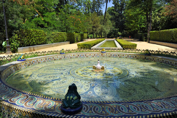 Fuente de las ranas del Parque de María Luisa en Sevilla, Andalucía, España. Fuente de azulejos - obrazy, fototapety, plakaty