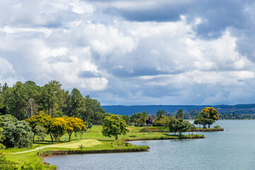 Fototapeta na wymiar Lago Paranoá com o Clube de Golfe de Brasília ao lado.