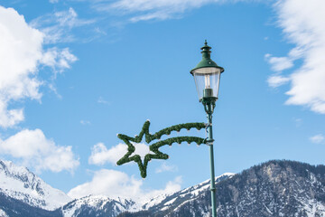 Fototapeta na wymiar Weihnachtsdekoration einer Straßenlaterne im winterlichen Österreich