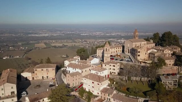 Italia, dicembre 2021- vista aerea del borgo medievale di Montemaggiore al Metauro nella provincia di Pesaro e Urbino nella regione Marche