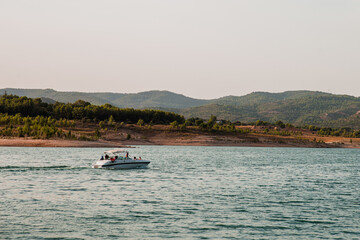 Fototapeta na wymiar Small yacht in the Buendía water reservoir