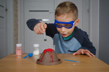 chłopak przeprowadza eksperyment naukowy z erupcją wulkanu 