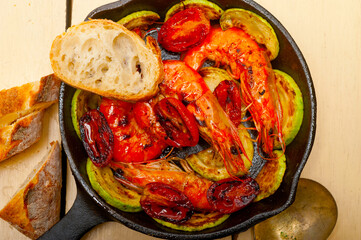 roasted shrimps with zucchini and tomatoes
