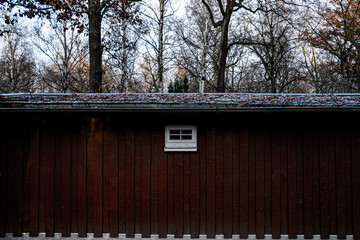 Holzhaus mit kleinem Fenster