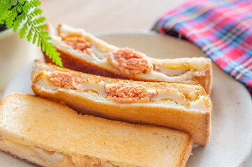 焼いた明太子とちくわのサンドイッチ