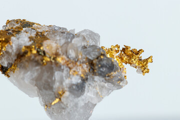 macro mineral stone metal gold in quartz on a white background - obrazy, fototapety, plakaty