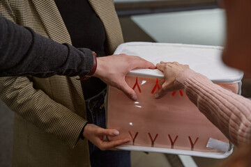 Obraz premium Salesperson assisting two buyers with their purchase