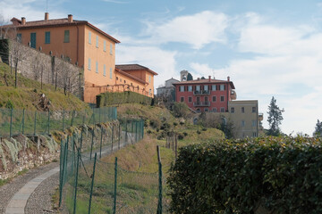 Il borgo di Montevecchia Alta sulla cima dell'omonima collina in provincia di Lecco, Italia.