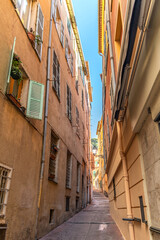 Fototapeta na wymiar Ruelle étroite aux couleurs ocre dans le Vieux Nice sur la Côte d'Azur