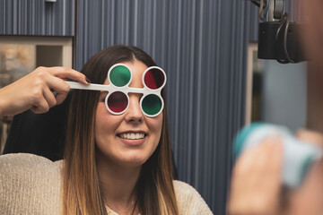 a girl undergoes a vision test with red and green fins.Lights of worth.