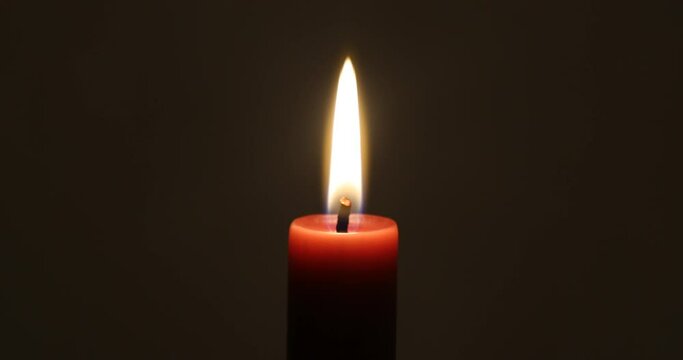 Flackernde brennende Kerze mit sich bewegender Flamme