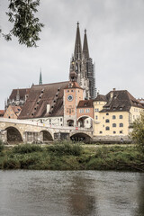 Fototapeta na wymiar Regensburg mit der Steinernen Brücke in Bayern