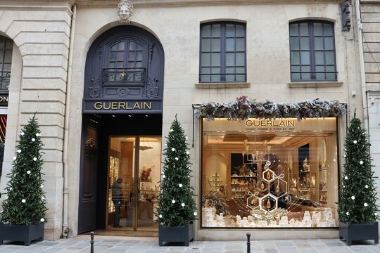 Boutique de parfums et de maquillages Guerlain, vue de l'ext&eacute;rieur, ville de Paris, Ile de France, France