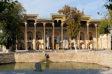 Fototapeta premium Uzbekistan, city of Bukhara, facade of the Bolo-Khaouz Mosque, (Bolo Hauz)