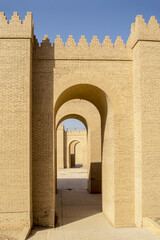 Vertical shot of old Gates of Babylon on a sunny day in Iraq © Caesar24/Wirestock