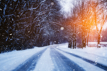Zimowa droga pokryta śniegiem w słoneczny dzień