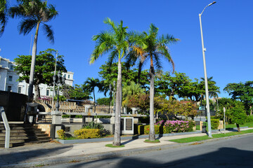 Naklejka premium Street view in front of el Capitolio del San Juan, Puerto Rico