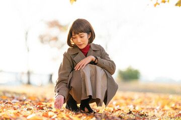 若い女性　落ち葉拾い
