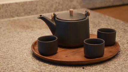 escena japonesa de sake en la taza negro con bandeja de madera