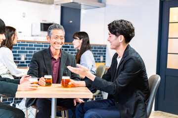 打ち上げをするビジネスマン