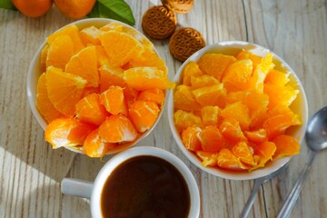 Fresh oranges in a bowl