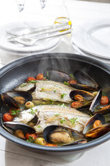 アクアパッツァ、白身魚とムール貝の家庭料理