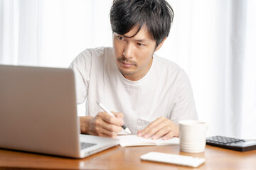 人物とパソコンとリモート