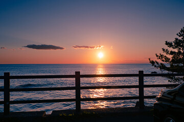 高知県の手結岬、水平線に沈む太陽