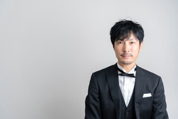 フォーマルスーツの男性