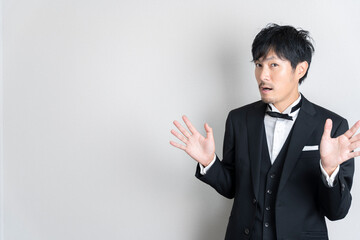 フォーマルスーツの男性