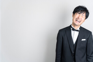 フォーマルスーツの男性