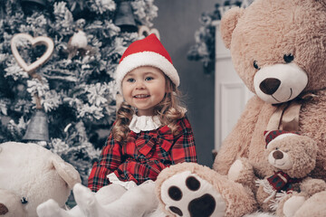 Portrait Kind Mädchen Weihnachten mit Weihnachtsdekoration und Teddybären Var. 9