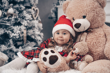 Portrait Kind Mädchen Weihnachten mit Weihnachtsdekoration und Teddybären Var. 8