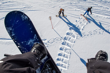 Snowboarder seeing from the lift