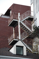 Fototapeta premium 赤茶色のタイルの建物と寂びた外階段 東京、赤坂４丁目の街の風景