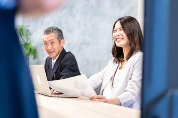 クライアントとの打ち合わせをする社長と秘書
