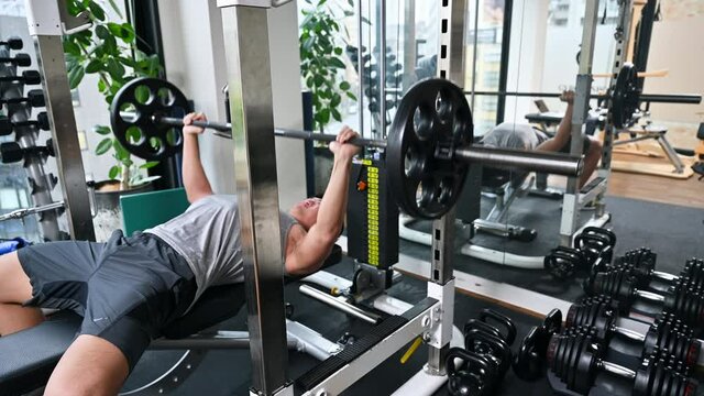 バーベルで鍛えているカッコイイボディビルダー（トレーニー）の胸筋がよくわかる動画